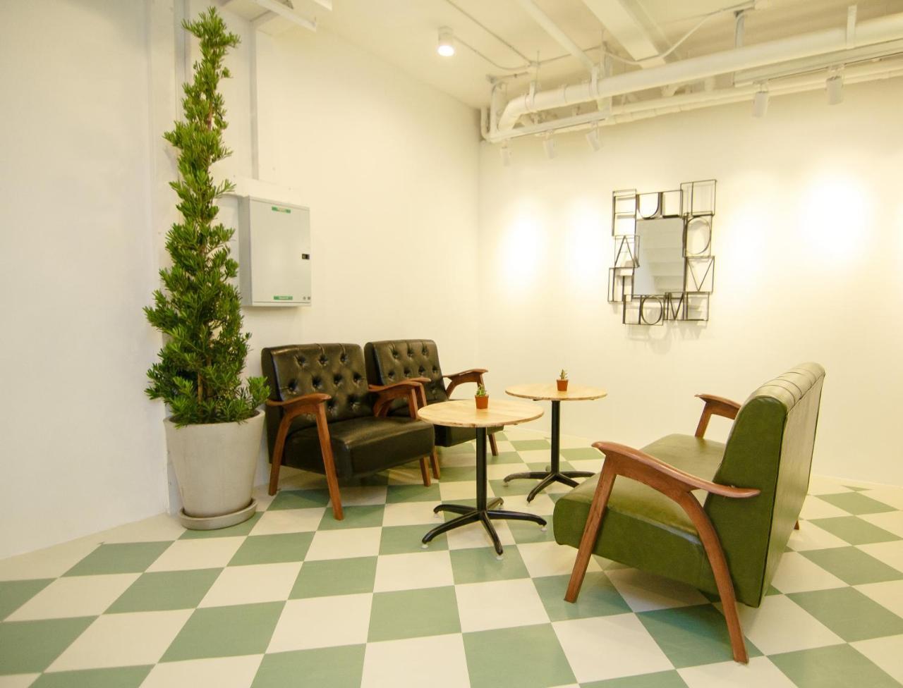 Folk Poshtel Asok Hostel Bangkok Exterior foto