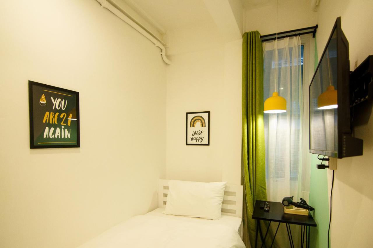 Folk Poshtel Asok Hostel Bangkok Exterior foto