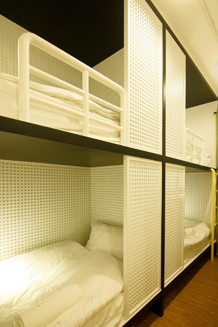 Folk Poshtel Asok Hostel Bangkok Exterior foto