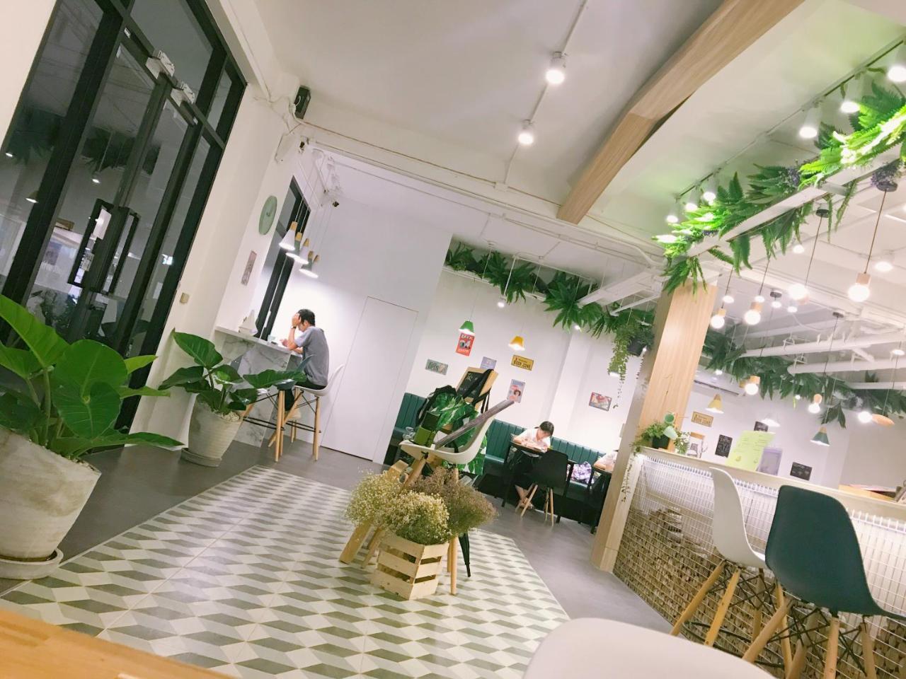 Folk Poshtel Asok Hostel Bangkok Exterior foto