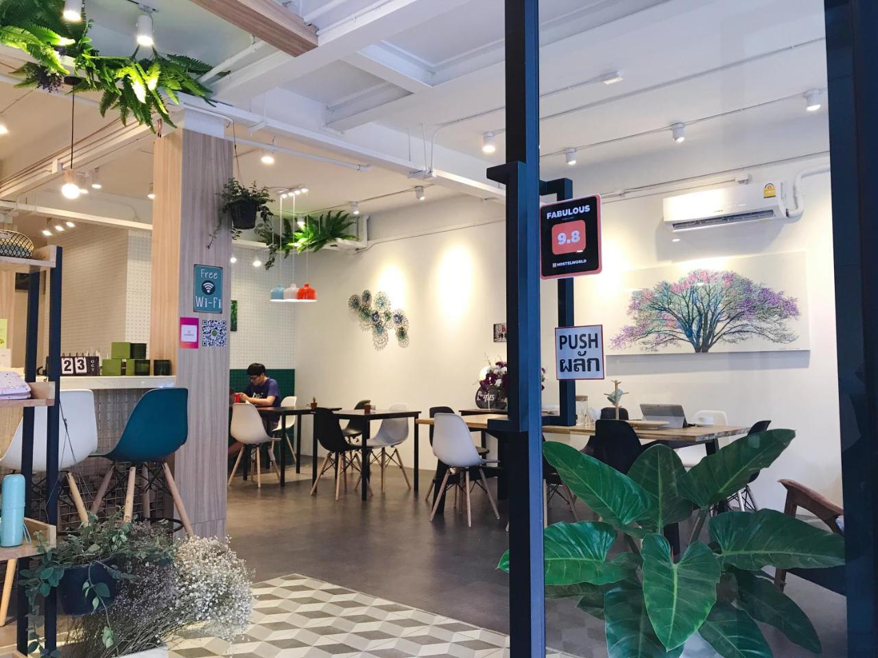 Folk Poshtel Asok Hostel Bangkok Exterior foto